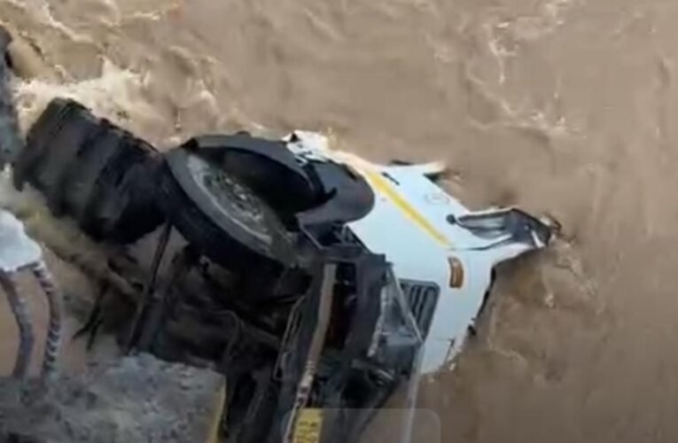 बराकर नदी में रेलिंग तोड़कर गिरा ट्रक, मछुआरों ने चालक को बचाया