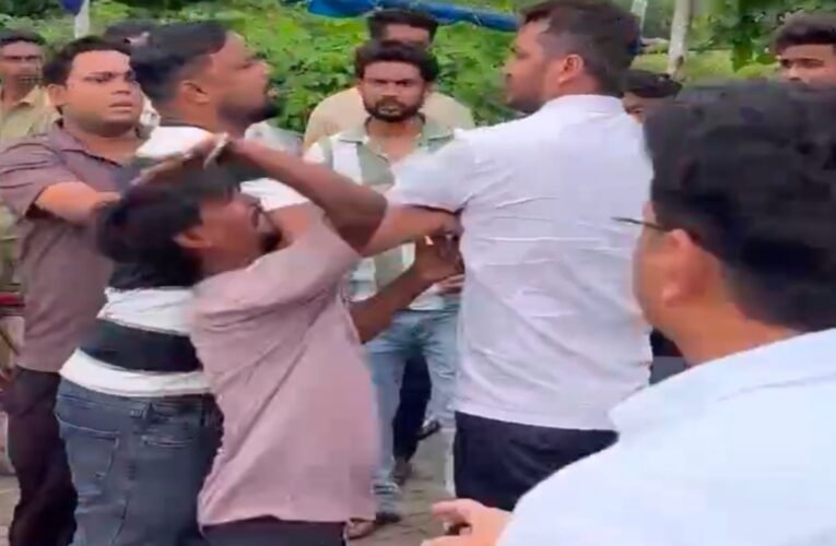 जमशेदपुर में हूल दिवस पर बवाल: सीदो-कान्हू पोस्टर को लेकर भिड़े दो पक्ष, मारपीट का वीडियो वायरल! देखे वीडियो