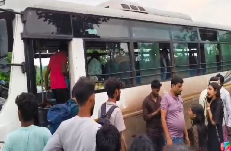 सरायकेला में भीषण सड़क हादसा: बस और हाईवा की टक्कर में दो दर्जन यात्री घायल