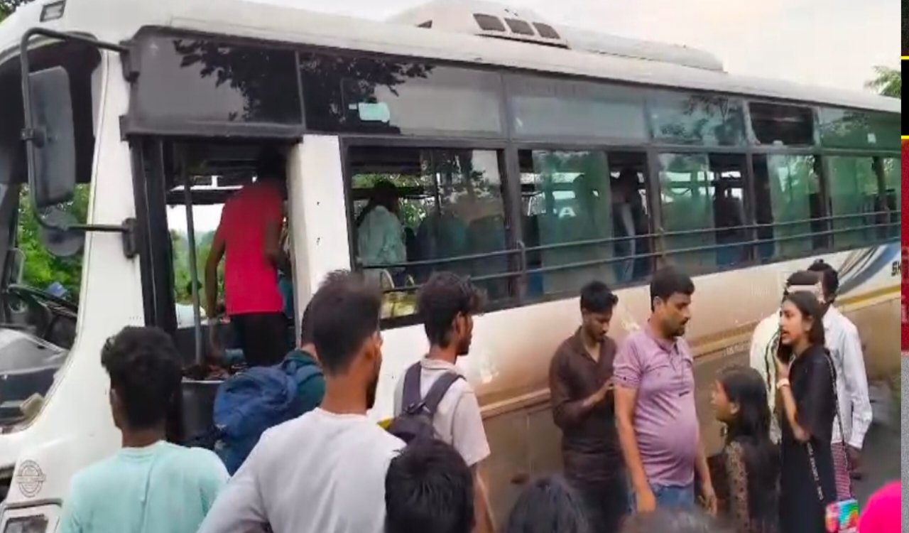 सरायकेला में भीषण सड़क हादसा: बस और हाईवा की टक्कर में दो दर्जन यात्री घायल 4 20250702 210314