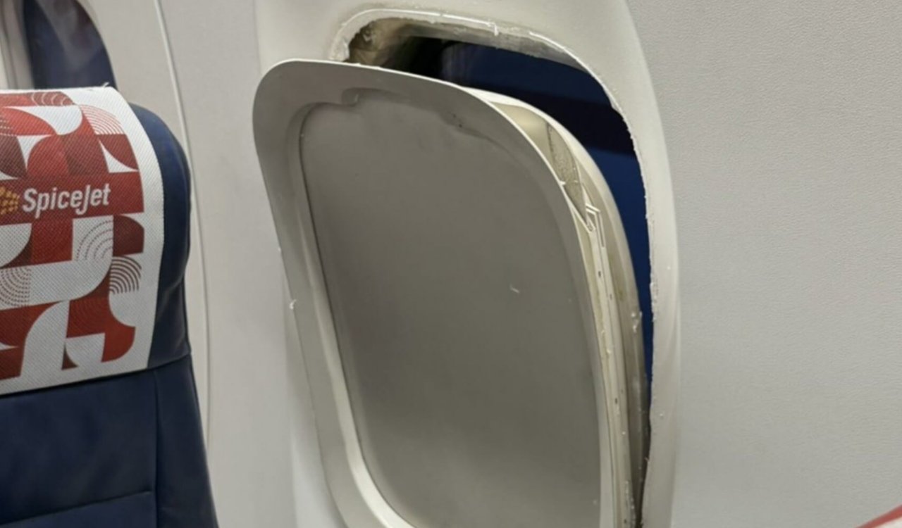 हवा में स्पाइसजेट फ्लाइट की खिड़की का फ्रेम उखड़ा, यात्रियों में दहशत; एयरलाइन ने दी सफाई 8 20250703 103925