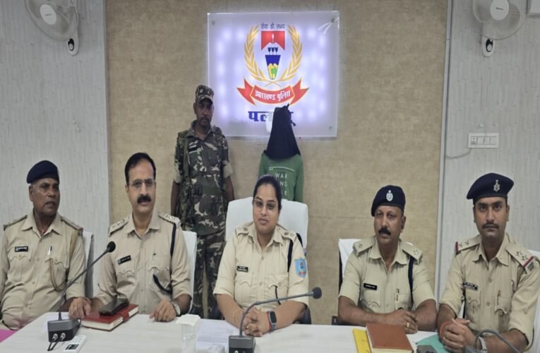पलामू में पत्नी की निर्मम हत्या का आरोपी को पुलिस ने टांगी सहित किया गिरफ्तार