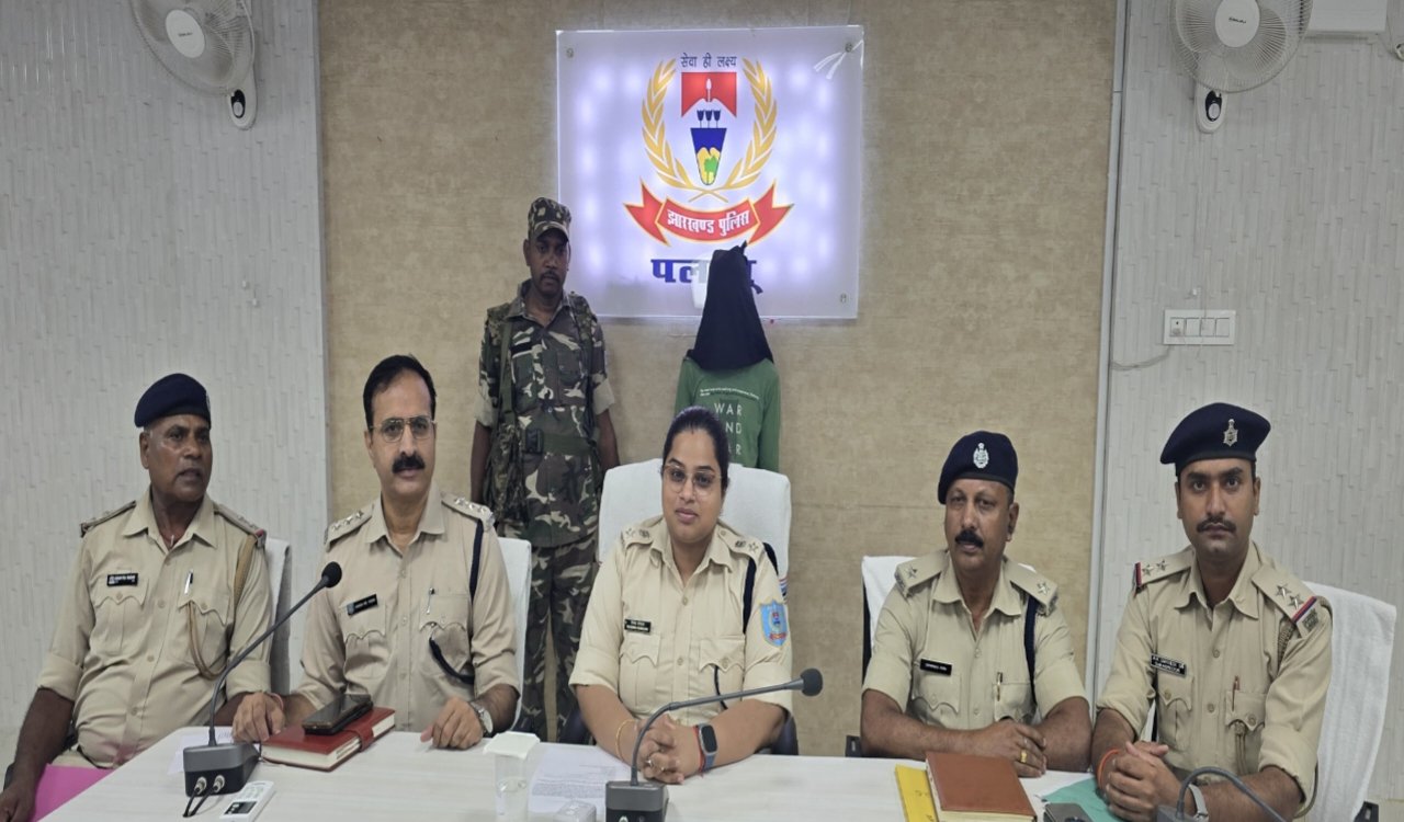 पलामू में पत्नी की निर्मम हत्या का आरोपी को पुलिस ने टांगी सहित किया गिरफ्तार 4 20250703 180032