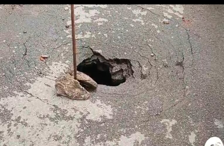 जमशेदपुर की सड़कें या मौत का गड्ढा? प्रशासन की चुप्पी पर जनता तंज कस रही!