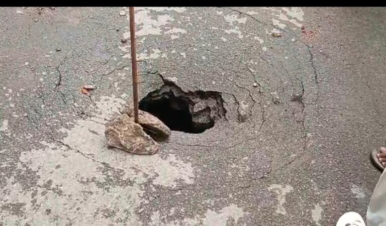 जमशेदपुर की सड़कें या मौत का गड्ढा? प्रशासन की चुप्पी पर जनता तंज कस रही!