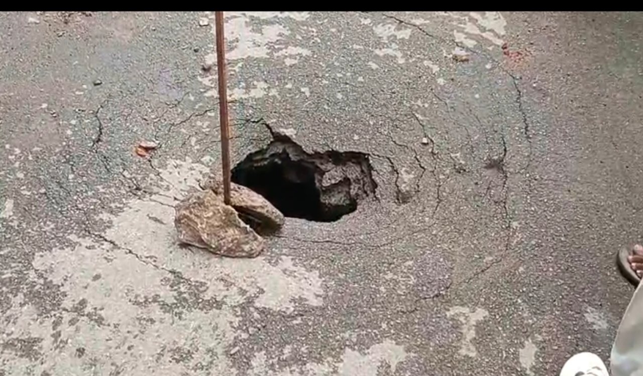 जमशेदपुर की सड़कें या मौत का गड्ढा? प्रशासन की चुप्पी पर जनता तंज कस रही! 5 20250703 204018