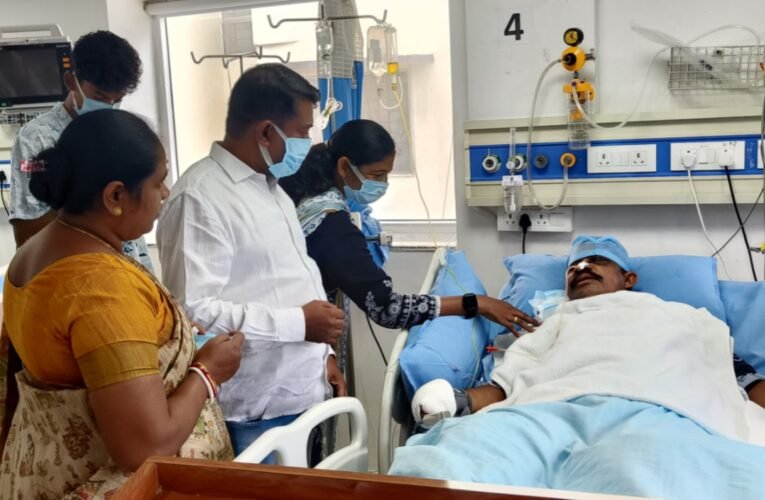 सिमडेगा के विधायक भूषण बाड़ा ने अस्पताल में भर्ती पूर्व हॉकी खिलाड़ी बिमल लकड़ा का हाल जाना, पेंशन समस्या दूर करने का दिया आश्वासन