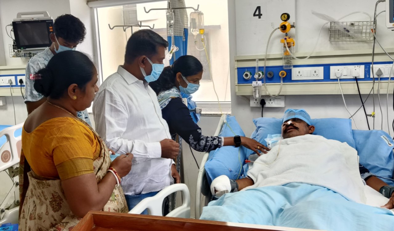 सिमडेगा के विधायक भूषण बाड़ा ने अस्पताल में भर्ती पूर्व हॉकी खिलाड़ी बिमल लकड़ा का हाल जाना, पेंशन समस्या दूर करने का दिया आश्वासन 3 20250704 185040