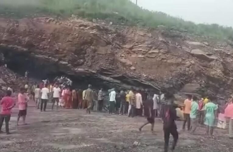 रामगढ़ में बड़ा हादसा: CCL के करमा प्रोजेक्ट सुगिया में चाल धंसी, 8-10 लोग फंसे ! चार शव बाहर निकाले गए।