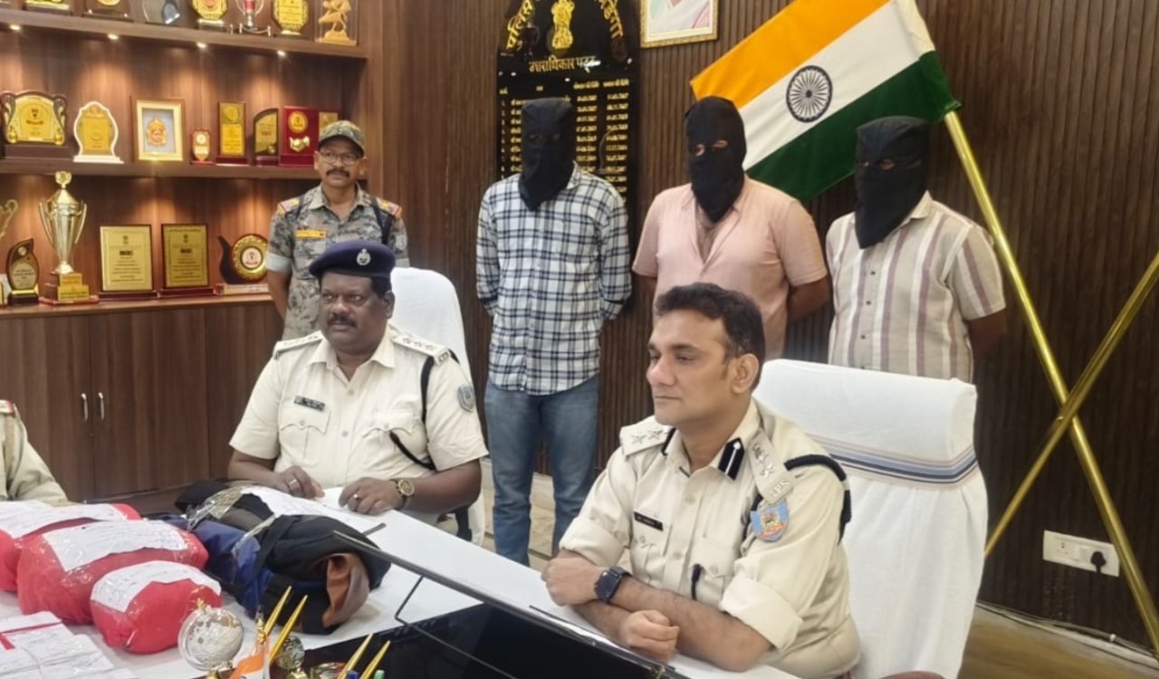 सिमडेगा पुलिस को मिली बड़ी सफलता, तीन अंतरराज्यीय गांजा तस्कर 4 किलो गांजे के साथ गिरफ्तार 20250705_230546
