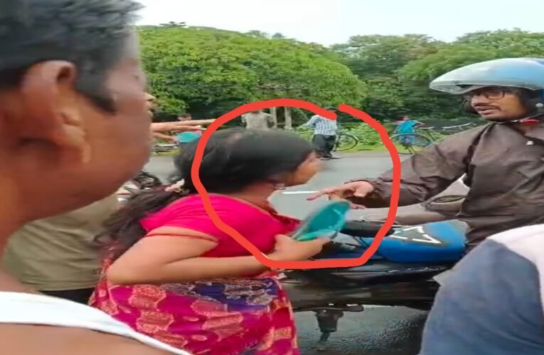 सरायकेला में सड़क पर चप्पल से पिटाई, पति और दूसरी महिला पर पत्नी का गुस्सा फूटा! वीडियो वॉयरल , देखे वीडियो