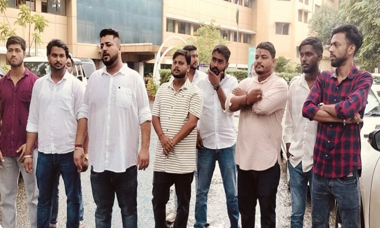 जमशेदपुर में स्पा सेंटर्स के खिलाफ लोक जनशक्ति पार्टी का उग्र प्रदर्शन, कार्रवाई की मांग 3 20250708 150552