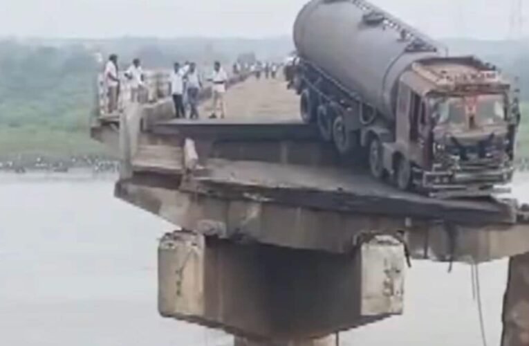 वडोदरा में गंभीरा पुल ढहा, कई वाहन नदी में गिरे, रेस्क्यू ऑपरेशन जारी