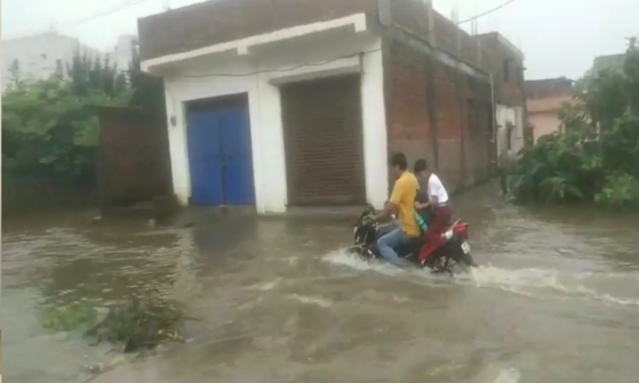 झारखंड में मॉनसूनी बारिश का कहर: कपाली, टापू बना, रहमत नगर जलमग्न, तस्वीरों में देखे हाल 20250710_093141