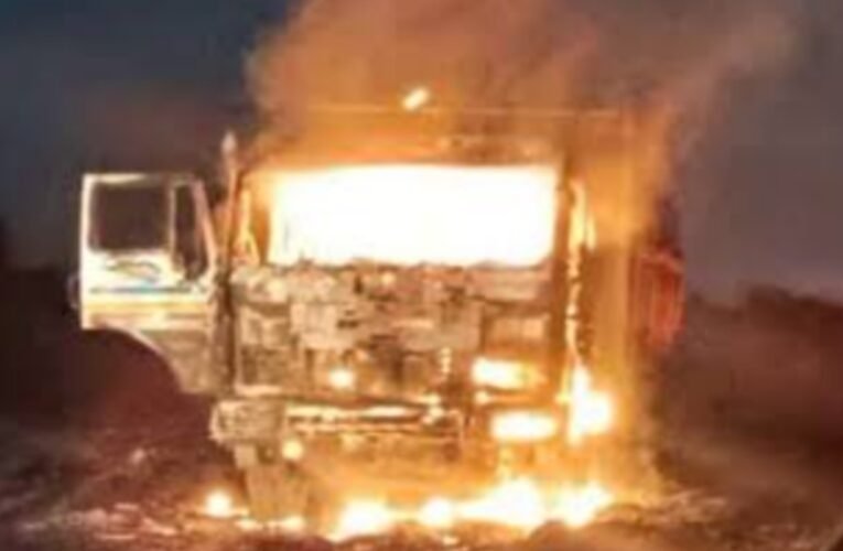 लातेहार में अपराधियों का तांडव: कोयला साइडिंग के पास हाइवा में लगाई आग, फायरिंग से फैलाई दहशत
