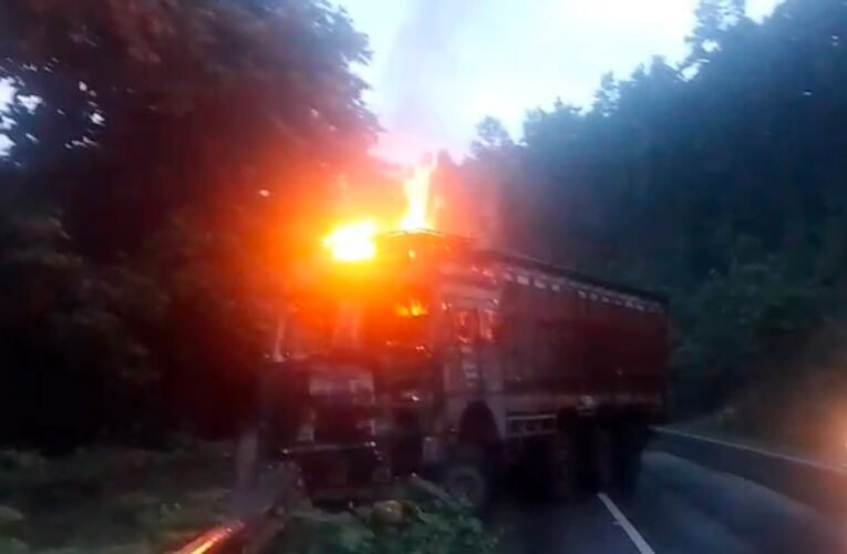 सरायकेला: लखना सिंह घाटी में चलती ट्रक में लगी आग, चालक ने कूदकर बचाई जान