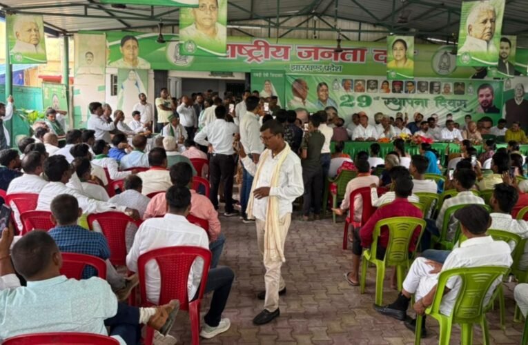 लोकहित अधिकार पार्टी के पूर्व प्रदेश अध्यक्ष सुनील कुमार साहू ने 500 समर्थकों के साथ थामा राजद का दामन