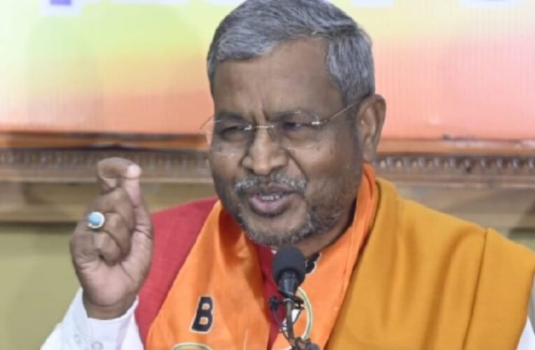झारखंड में एम्बुलेंस कर्मचारियों की हड़ताल: बाबूलाल मरांडी ने साधा सरकार पर निशाना, स्वास्थ्य मंत्री की संवेदनशीलता पर उठाए सवाल