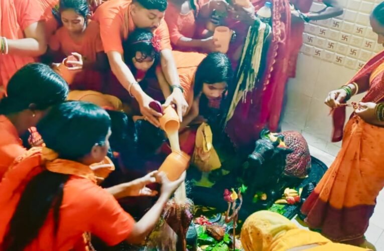 सावन का पहला सोमवार: सिमडेगा में शंख नदी से कांवरियों ने कुंजनगर शिवधाम में किया जलाभिषेक