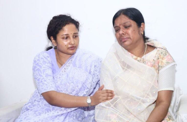 कल्पना सोरेन ने मंत्री योगेंद्र प्रसाद के भाई के श्राद्ध में पहुंचीं, शोकाकुल परिवार को बंधाया ढांढस