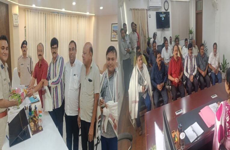 सिमडेगा चैंबर ऑफ कॉमर्स ने डीसी और एसपी से की मुलाकात, व्यापारियों की समस्याओं के समाधान के लिए सौंपा मांग पत्र