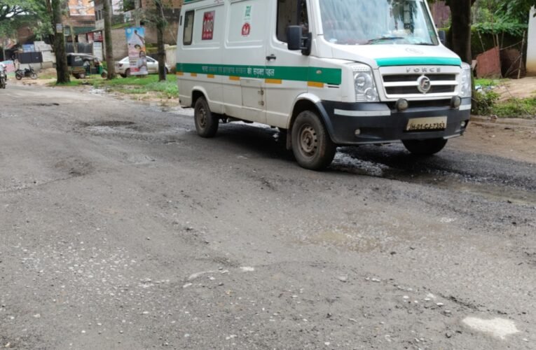 सिमडेगा: कोलेबिरा-बांसजोर सड़क की बदहाली पर कांग्रेस नेता दिलीप तिर्की की पहल, मेंटेनेंस कार्य में तेजी का आग्रह