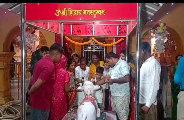जमशेदपुर: सावन के पवित्र महीने में नंदी ने पिया दूध , लोग मान रहे चमत्कार, दूध ग्रहण करने की घटना से श्रद्धालुओं में उत्साह, देखे वीडियो