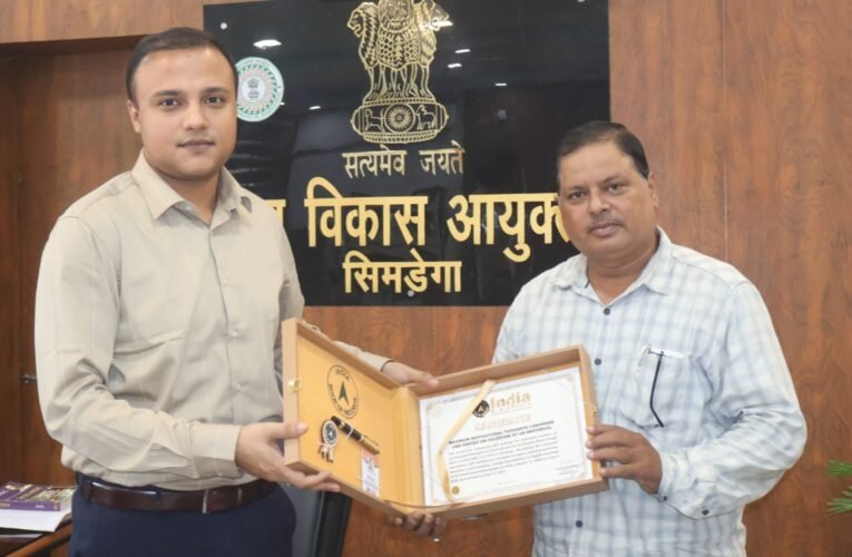 सिमडेगा के शिक्षक अंजनी कुमार सिंह का नाम इंडिया बुक ऑफ रिकॉर्ड्स और गिनीज वर्ल्ड रिकॉर्ड्स में दर्ज