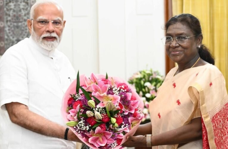 मानसून सत्र से पहले राष्ट्रपति भवन में पीएम मोदी ने की राष्ट्रपति द्रौपदी मुर्मू से मुलाकात