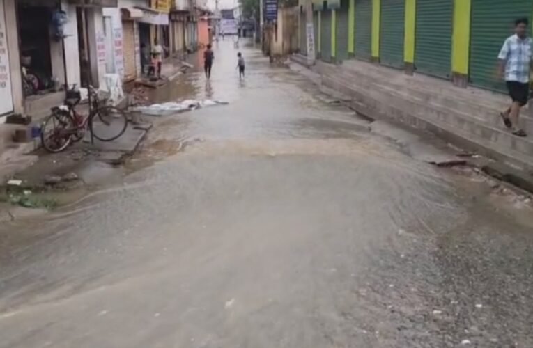 जलजमाव से त्रस्त कपाली नगर परिषद के लोग, सड़क जाम कर जताया विरोध