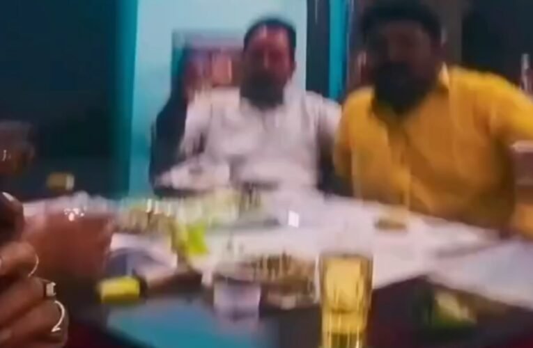 देवघर में सरकारी दफ्तर बना मिनी बार: जल संसाधन विभाग के कर्मचारियों का शराब पार्टी का वीडियो वायरल, उपायुक्त ने दिए जांच के आदेश