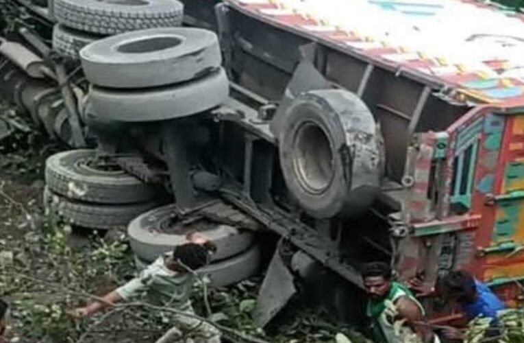 कोडरमा घाटी में भीषण सड़क हादसा, कंटेनर की टक्कर से तीन की मौत