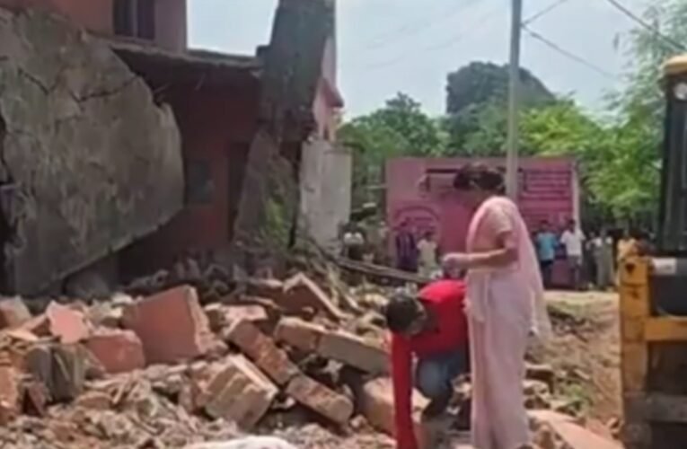 रांची में स्कूल की छत गिरने से दर्दनाक हादसा, एक बुजुर्ग की मौत, रेस्क्यू ऑपरेशन जारी