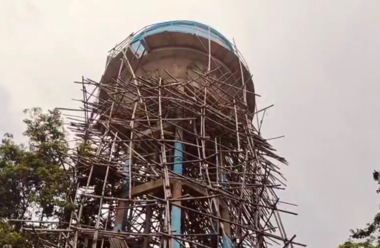 जमशेदपुर: हुरलुंग की पानी की टंकी पानी की सप्लाई नही लेकिन लापरवाही की हद पार , सड़े बांस के भाड़े से खतरे में जनता