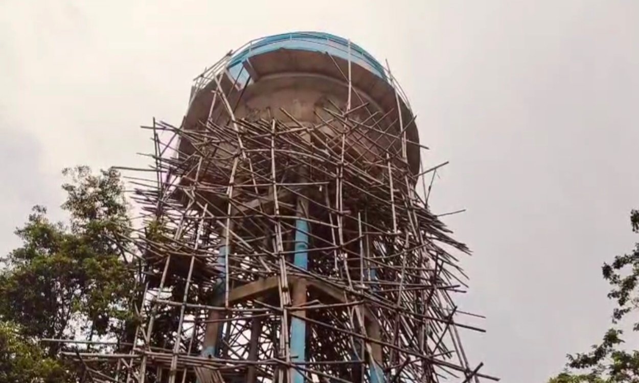 जमशेदपुर: हुरलुंग की पानी की टंकी पानी की सप्लाई नही लेकिन लापरवाही की हद पार , सड़े बांस के भाड़े से खतरे में जनता 20250719_122524