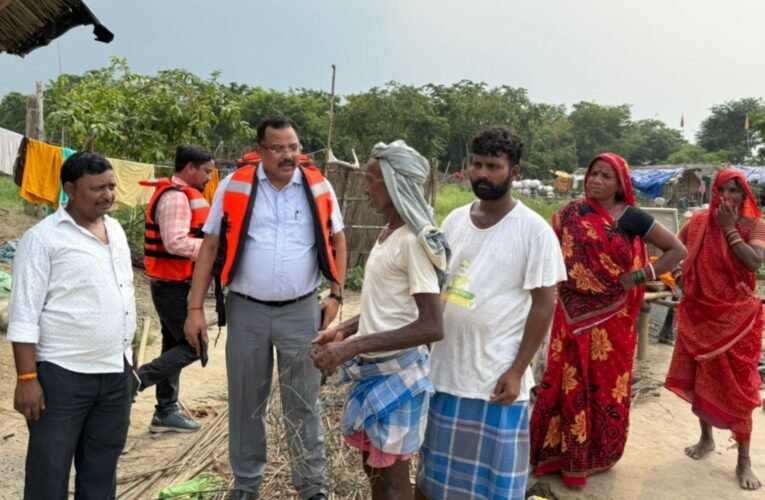 गंगा नदी के बढ़ते जलस्तर के बीच रामपुर दियारा का निरीक्षण, प्रशासन ने की सुरक्षित स्थानों पर जाने की अपील