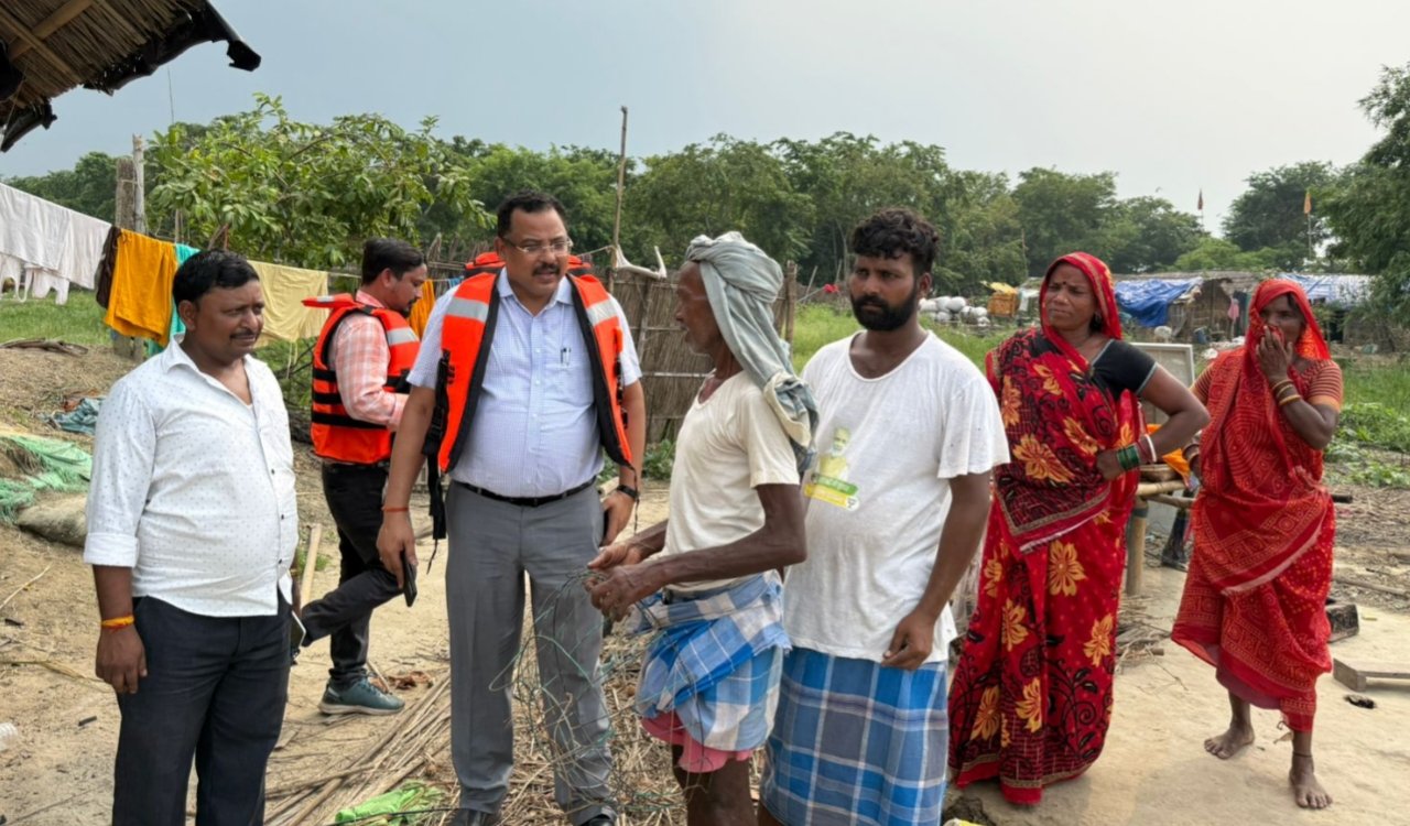 गंगा नदी के बढ़ते जलस्तर के बीच रामपुर दियारा का निरीक्षण, प्रशासन ने की सुरक्षित स्थानों पर जाने की अपील 6 20250719 171631