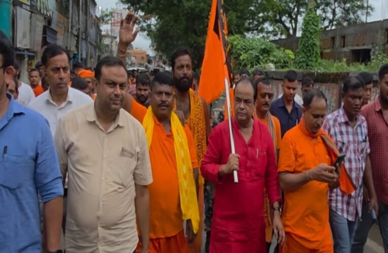 झारखंड के स्वास्थ्य मंत्री डॉ. इरफान अंसारी ने कांवर यात्रा में लिया हिस्सा, बने सेवा और आस्था की मिसाल