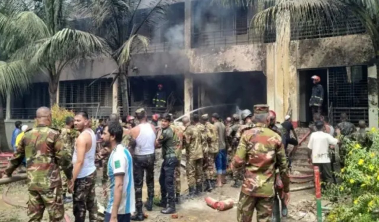 ढाका में बांग्लादेशी वायुसेना का एफ-7 लड़ाकू विमान माइलस्टोन कॉलेज परिसर में दुर्घटनाग्रस्त, एक की मौत, कई घायल 7 20250721 145834