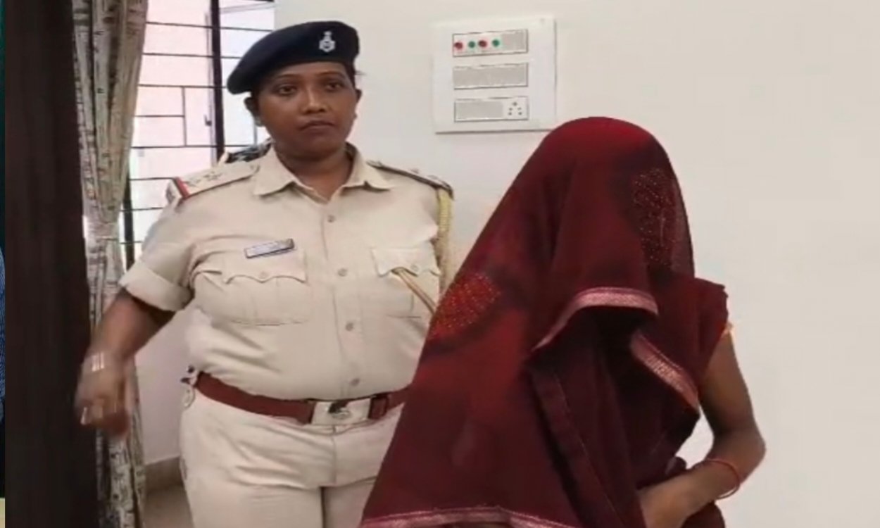 आदित्यपुर हत्याकांड का 24 घंटे में खुलासा: पत्नी निकली कातिल , पति की हथौड़ी से मारकर की हत्या, गिरफ्तार 6 20250721 153419