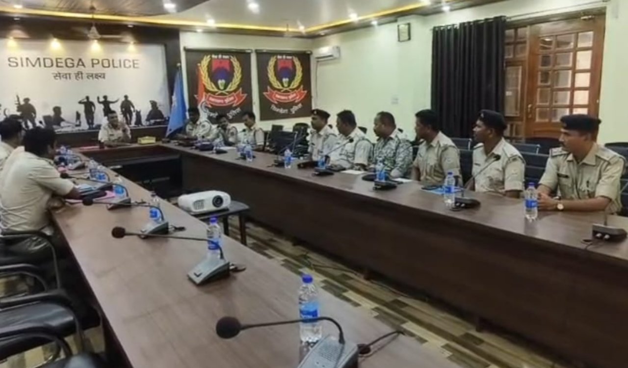 क्राइम मीटिंग में सिमडेगा एसपी ने थाना प्रभारियों को दिए अपराध नियंत्रण के निर्देश 20250721_201811