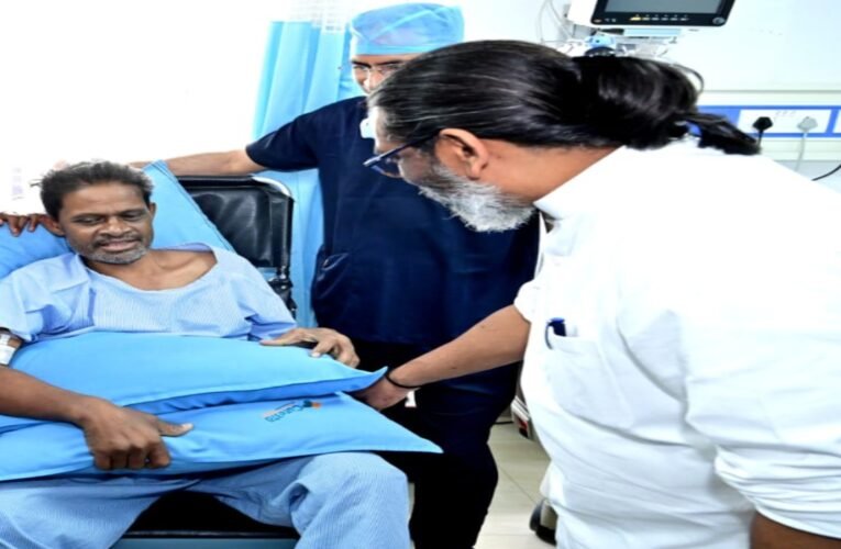 मुख्यमंत्री हेमंत सोरेन ने की पूर्व हॉकी खिलाड़ी विमल लकड़ा से मुलाकात, लिया स्वास्थ्य का जायजा