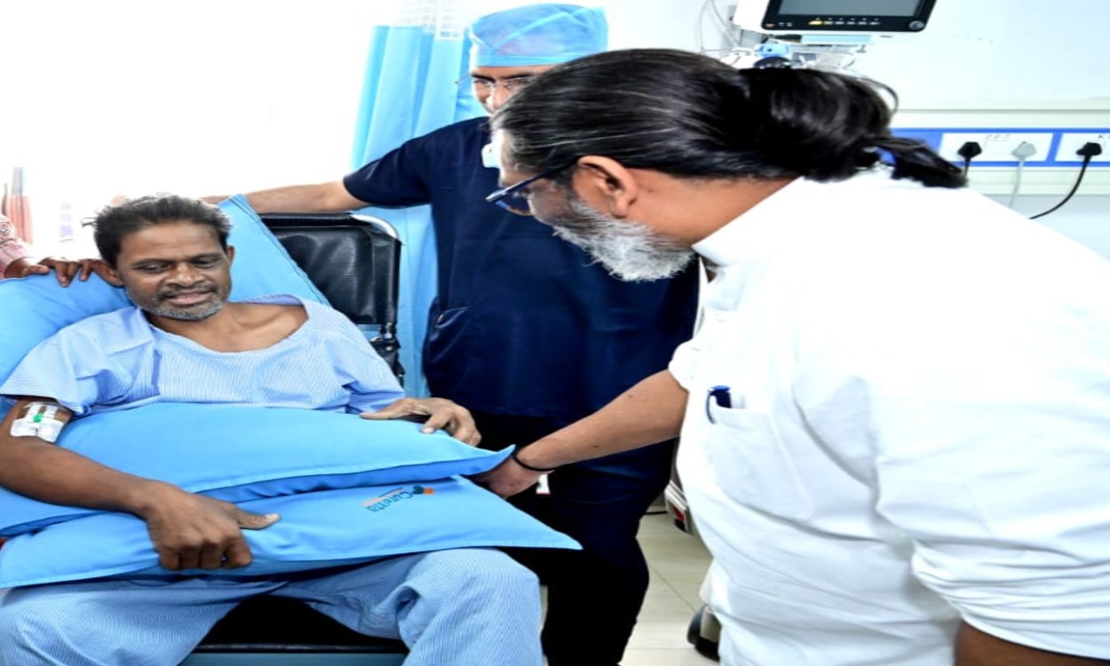 मुख्यमंत्री हेमंत सोरेन ने की पूर्व हॉकी खिलाड़ी विमल लकड़ा से मुलाकात, लिया स्वास्थ्य का जायजा 4 20250723 141148