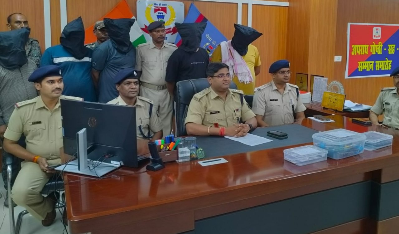 गोड्डा पुलिस ने अंतरराज्यीय वाहन चोर गिरोह का किया पर्दाफाश, पांच अभियुक्त गिरफ्तार, 36 से अधिक चोरी के कांडों का उद्भेदन 5 20250723 153313