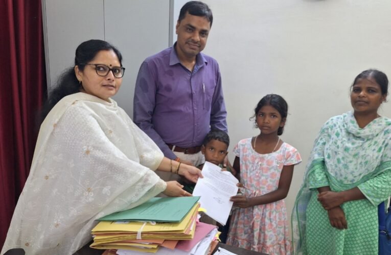 साथी योजना के तहत अनाथ बच्चों को मिला आधार कार्ड और सरकारी योजनाओं का लाभ