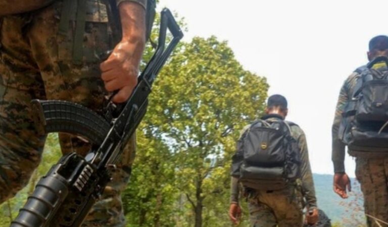 छत्तीसगढ़ में नक्सलवाद को बड़ा झटका: चार जिलों में 66 नक्सलियों ने किया सरेंडर