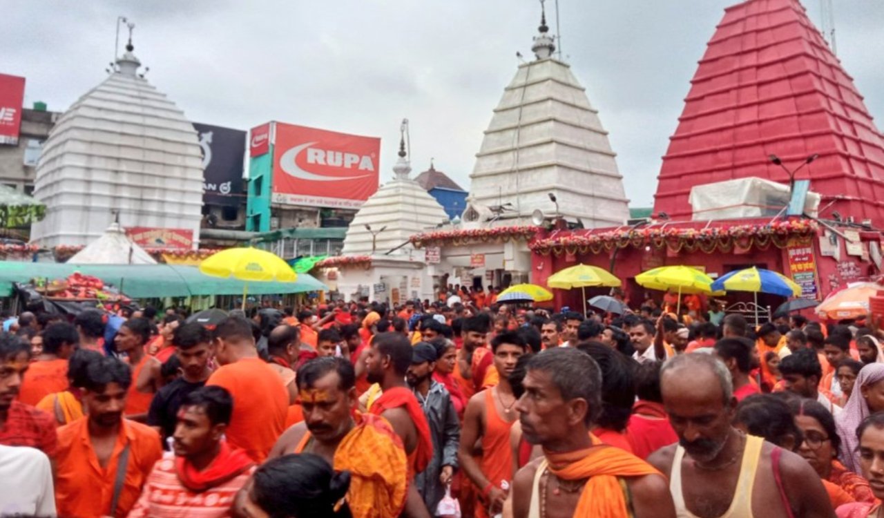 राजकीय श्रावणी मेला के 15वें दिन बाबा बैद्यनाथ मंदिर में उमड़ा श्रद्धालुओं का सैलाब 20250725_090201