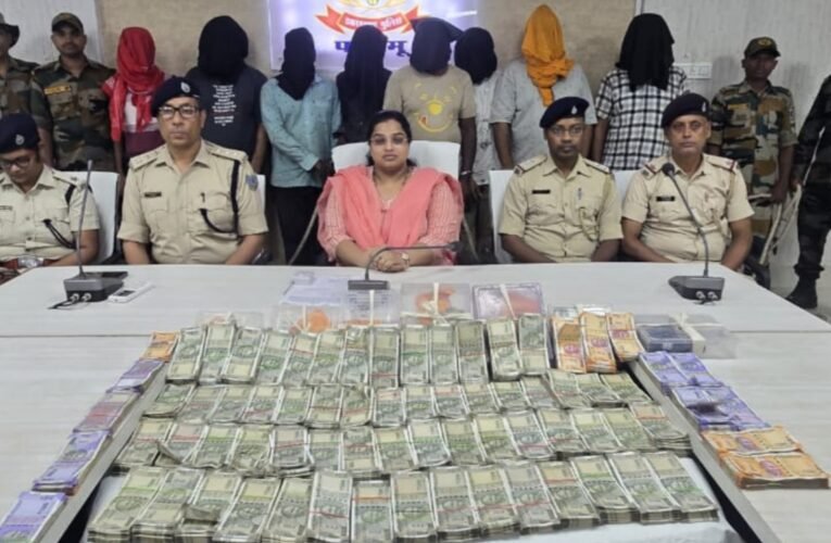 पलामू पुलिस की बड़ी कार्रवाई: 3 क्विंटल डोडा के साथ 8 तस्कर गिरफ्तार, 33 लाख नकद बरामद