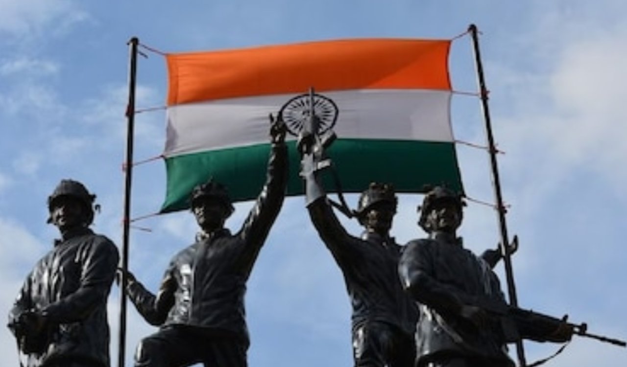 करगिल विजय दिवस की 26वीं वर्षगांठ, राष्ट्रपति और पीएम ने दी शहीदों को श्रद्धांजलि 20250726_085653