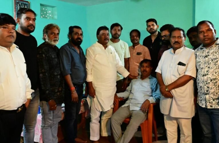 बंधु तिर्की के नेतृत्व में वरिष्ठ कलाकारों ने आजाद अंसारी को दी 50,000 रुपये की आर्थिक सहायता